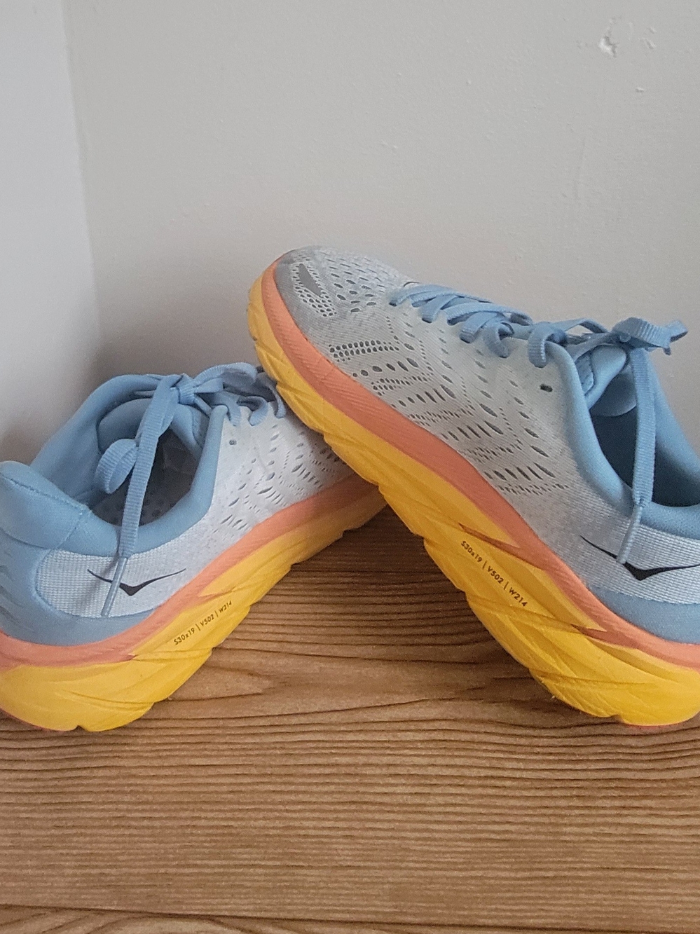 HOKA One One Clifton 8 Womenโs Running Shoes Blue/Coral Size 6.5